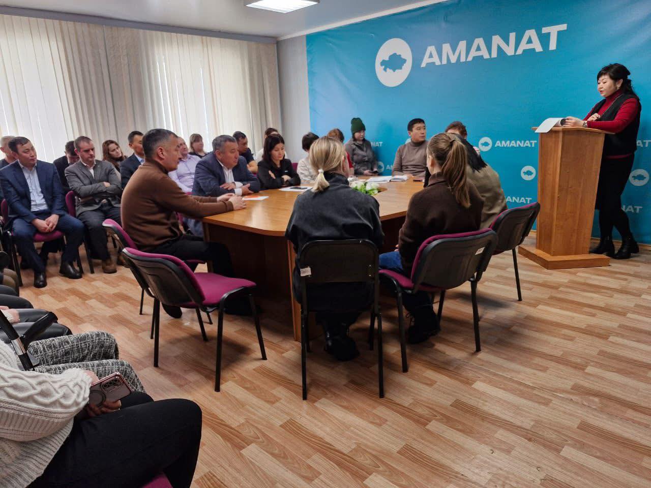 Аудандық мәслихат депутаттары жаңа Конституция жобасын түсіндіру мақсатында аудан тұрғындарымен кездесулер өткізуде.