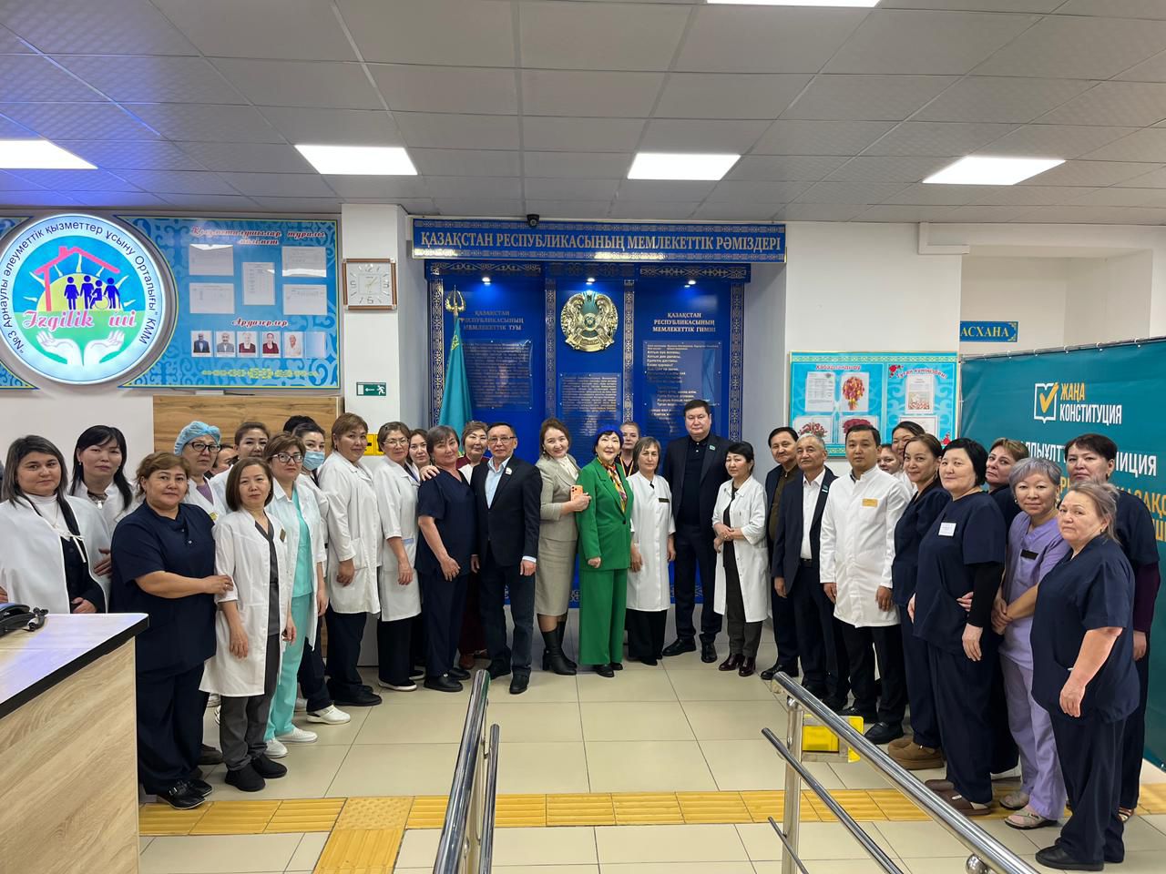 Республикалық халықтық штаб мүшесі, ҚР Парламенті Сенатының депутаты Сәкен Қаланұлы Арубаев бастаған жұмысшы тобы Жаңа Конституцияның жобасы бойынша 15 наурызда өткізілетін Жалпыұлттық референдумды қолдау мақсатында Қаратау қаласындағы №3 Арнаулы әлеуметтік қызметтерді ұсыну орталығының ұжымымен кездесті.