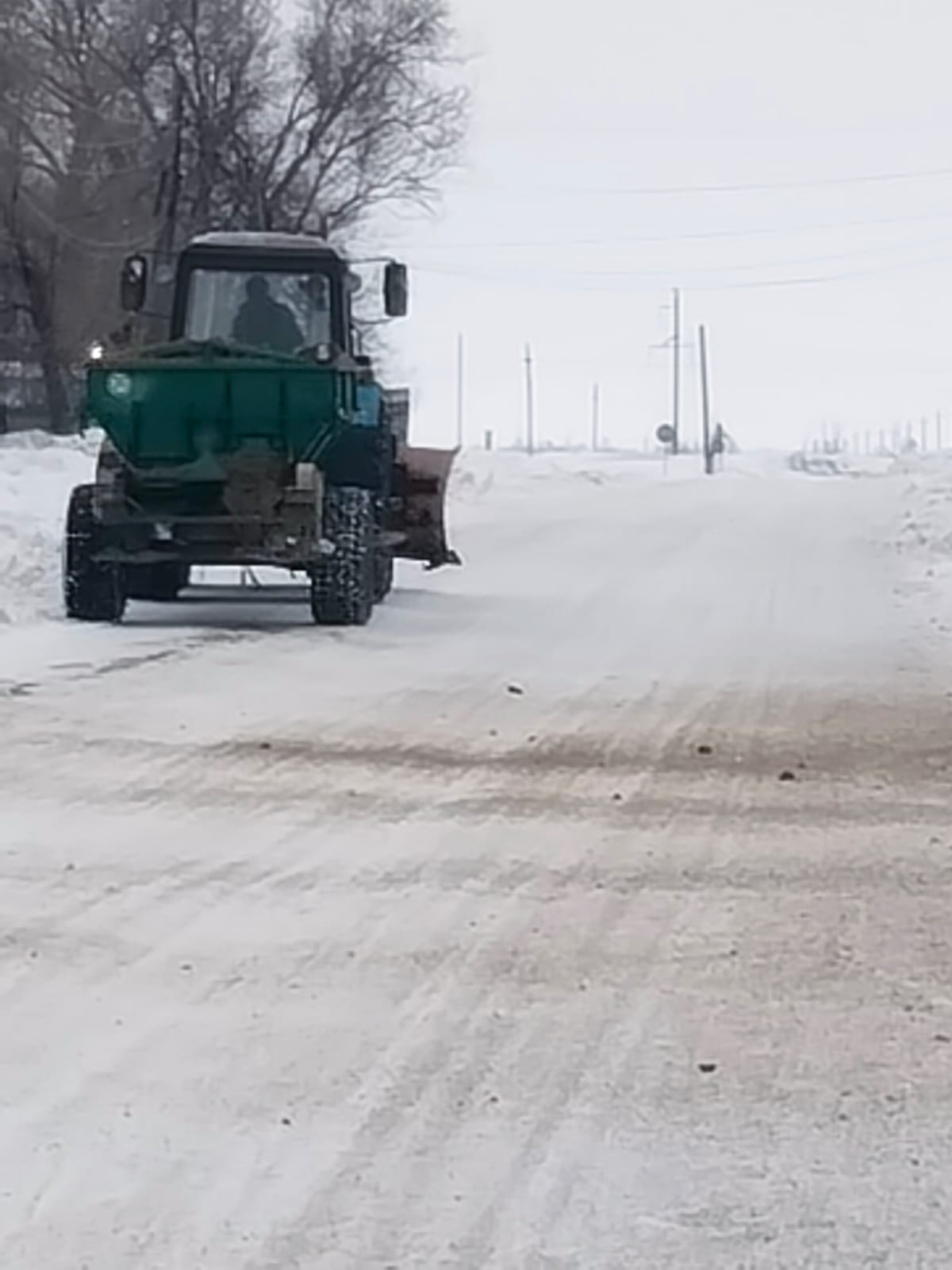 Жол қауіпсіздігін қамтамассыз ету мақсатында авомобиль жолдарына құм себілді