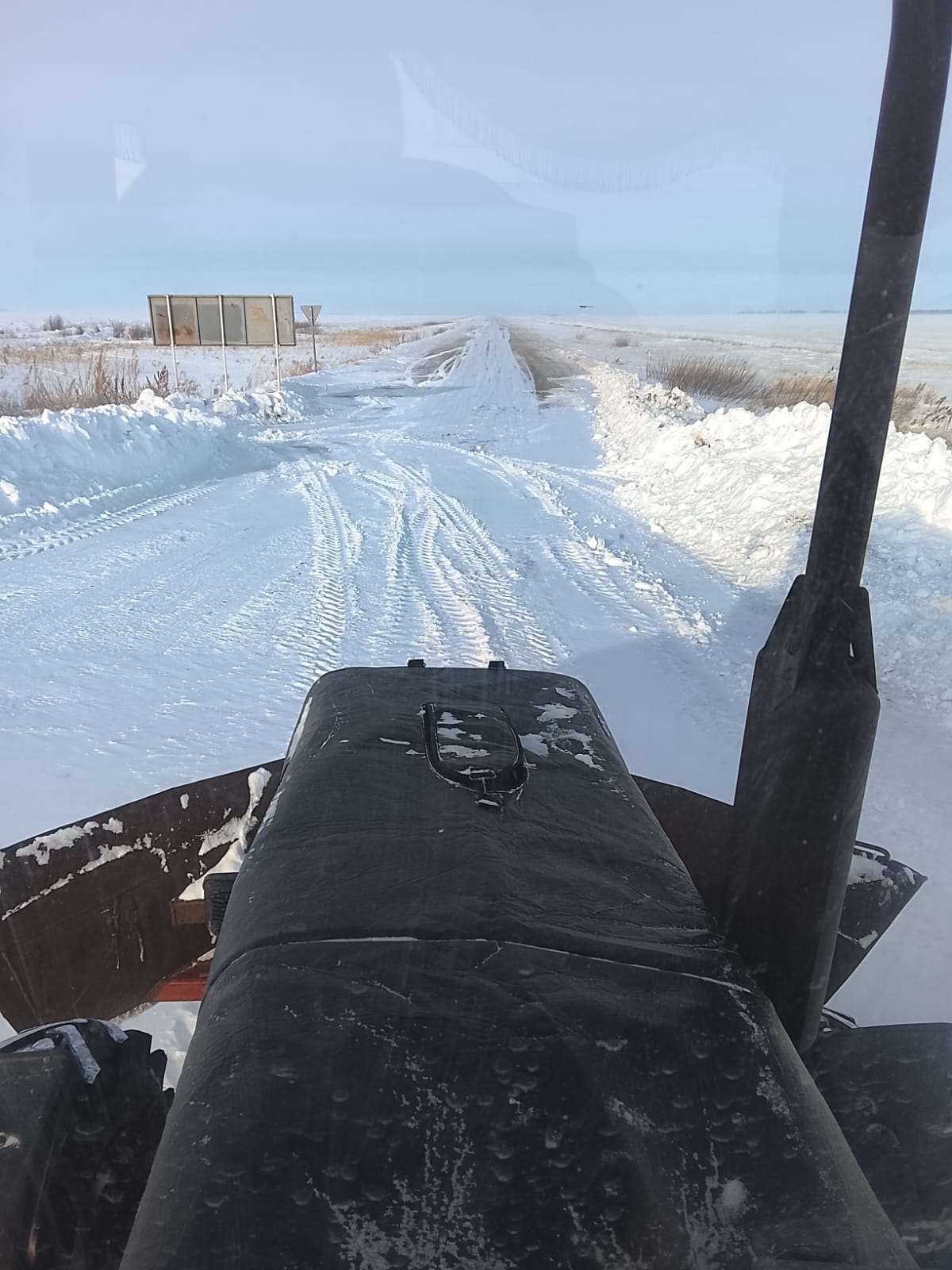Пресноредут ауылдық округі бойынша жолдарды қардан тазарту жұмыстары жүргізілді, сонымен қатар ауыл шаруашылығы тауарын өндірушілер қарды екінші ізге түсірді