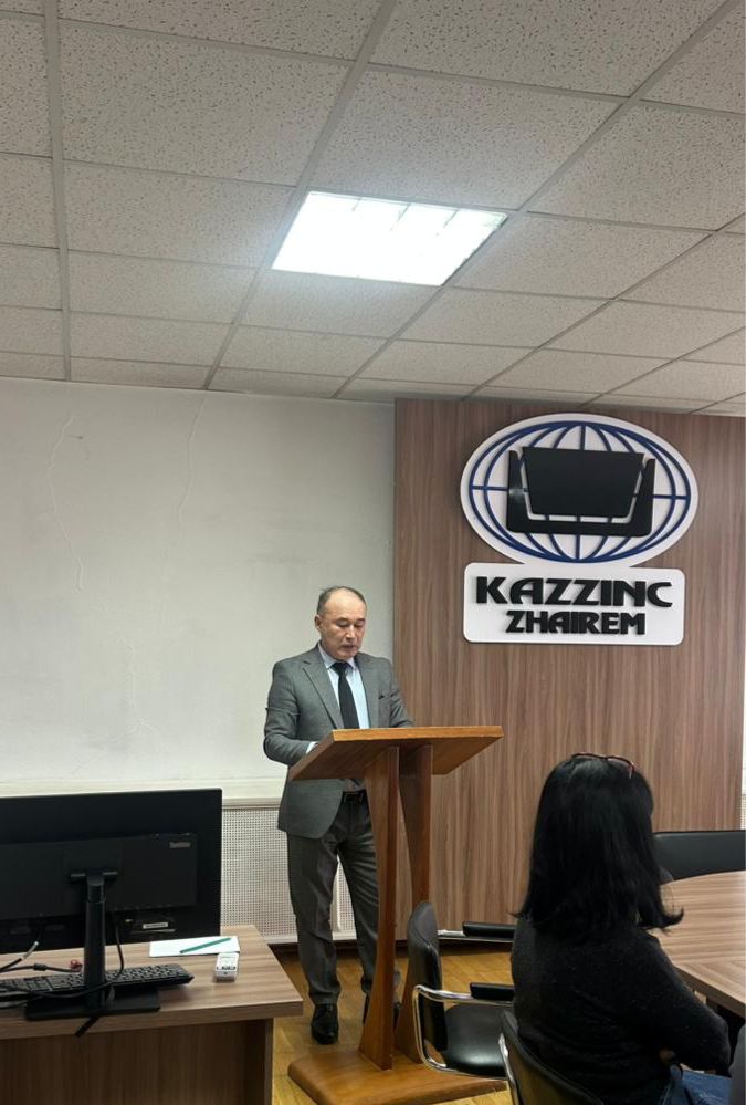 Жәйрем кентінің әкімі өндіріс ұжымымен Конституция жобасын талқылады