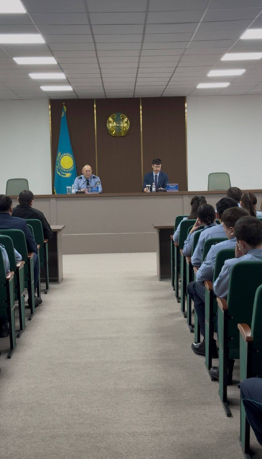 Абай облысы Полиция департаментінің жеке құрамымен мемлекеттік қызмет істері агенттігі департаменті басшысы жұмыс кездесуін өткізді