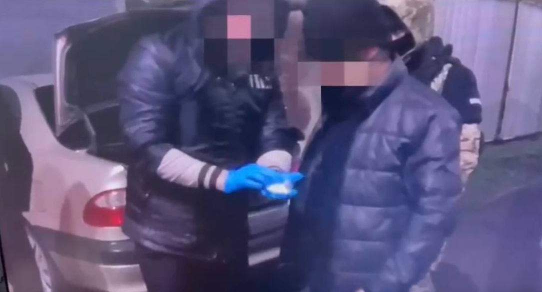 До 12 лет лишения свободы грозит курьеру-фасовщику наркотиков, задержанному в Шымкенте