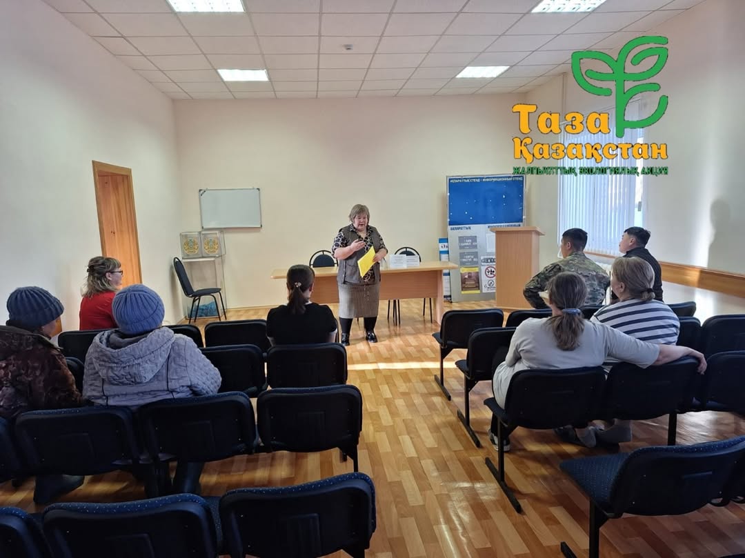 Свердловка ауылында республикалық «Таза Қазақстан» экологиялық бағдарламасы аясында Свердлов ауылдық округінің әкімі тұрғындармен аулаларды абаттандыру қағидалары бойынша түсіндіру жұмыстарын жүргізді.