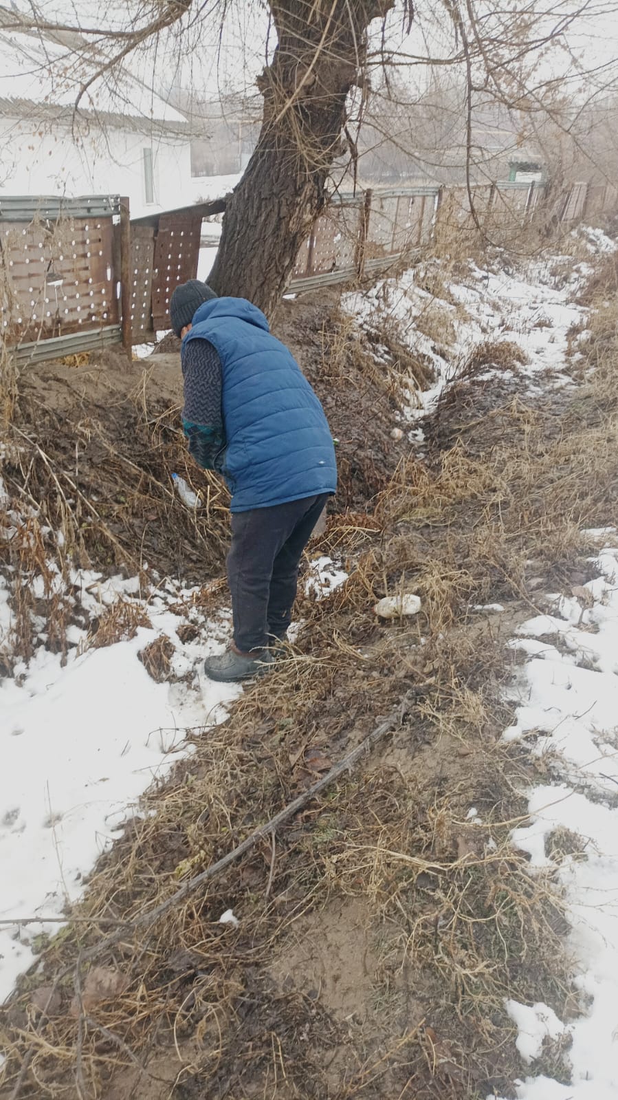 Жарлыөзек ауылдық округінде су тасқынның алдын алу мақсатында тазалық жұмыстары жүргізілуде.