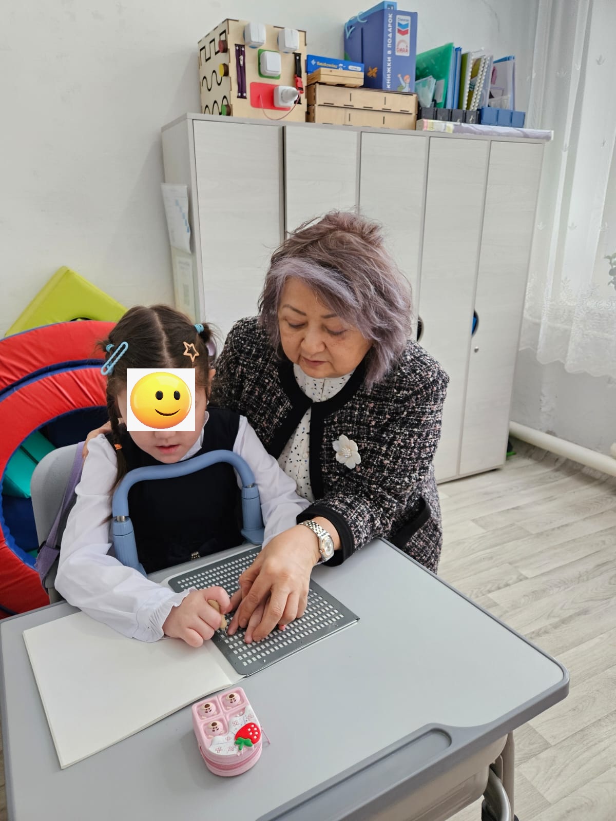 Көру қабілеті бұзылған балаларды жалпы білім беретін мектептердің білім беру ортасына қосу үшін жағдай жасауға бағытталған «Әлемді ашамыз» жобасын іске асыру шеңберінде жұмыс жалғасуда.