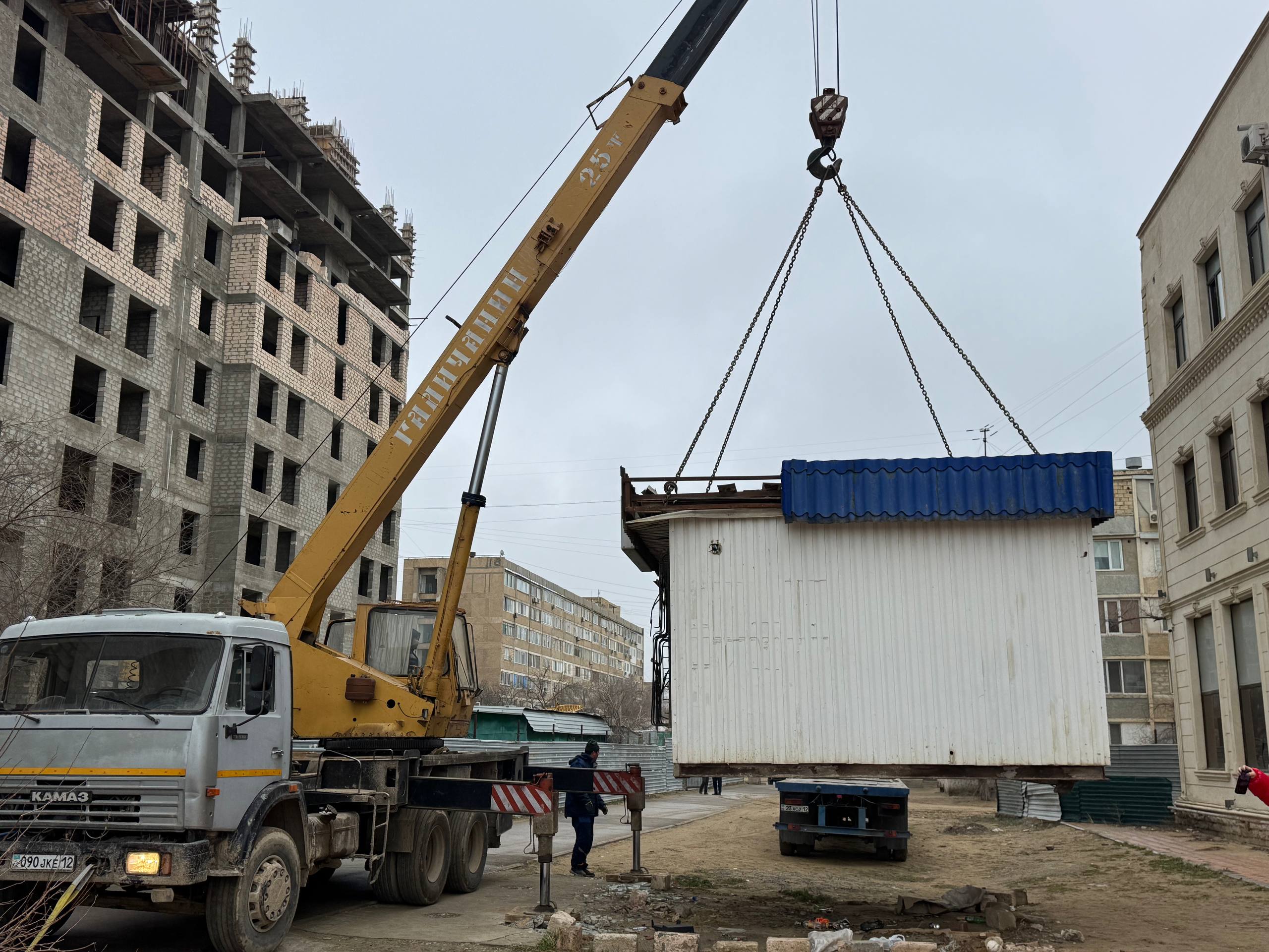 Ақтауда заңсыз орнатылған дүңгіршектер алынды