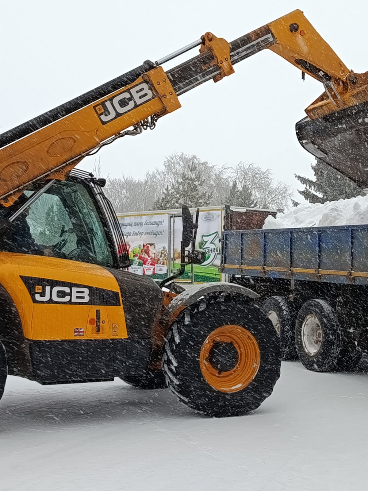 ПРОДОЛЖАЮТСЯ РАБОТЫ ПО ВЫВОЗУ СНЕГА