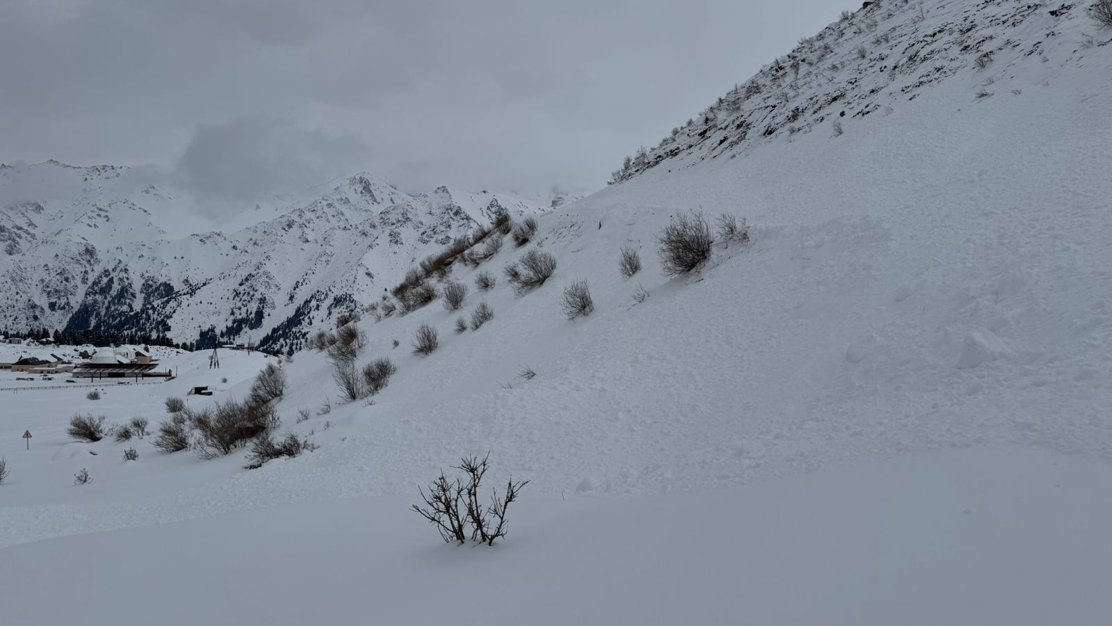 МЧС Казахстана предупреждает о лавинной опасности в горах