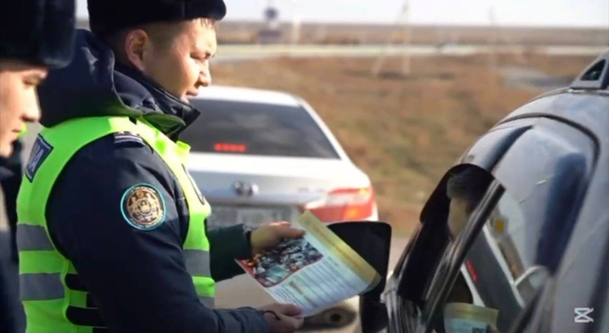 Полиция еріктілермен бірге тұрғындарға интернет-алаяқтықтан сақтану жолдарын түсіндірді