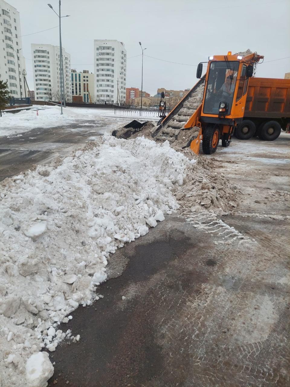 Тысячи дорожных рабочих вышли на уборку снега в Астане