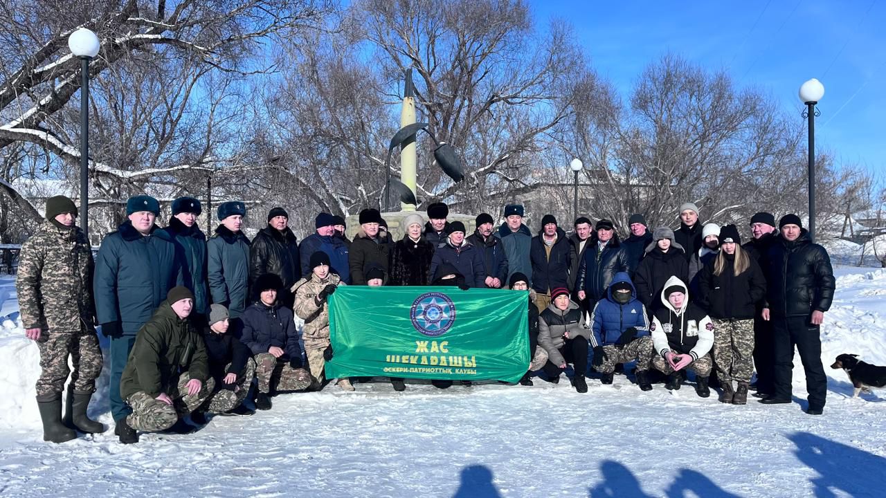 Возложение цветов,  как дань уважения солдатской доблести