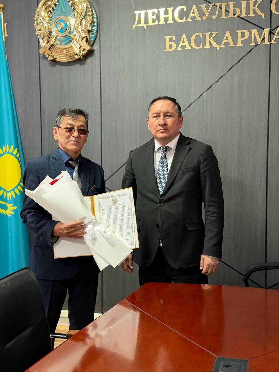 Батыс Қазақстан облысының денсаулық сақтау басқармасы басшысы Мадияр Амангелдіұлы Утешев өңірдің денсаулық сақтау саласында ұзақ жылдар жемісті еңбек етіп келе жатқан Марат Сарымұлын мерейлі жасымен құттықтады.