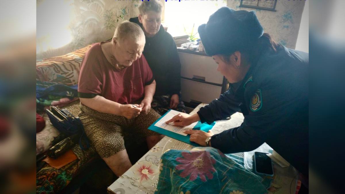 БҚО-да көші-қон қызметі 76 жастағы қарияға тұрғылықты мекенжайында мемлекеттік қызмет көрсетті