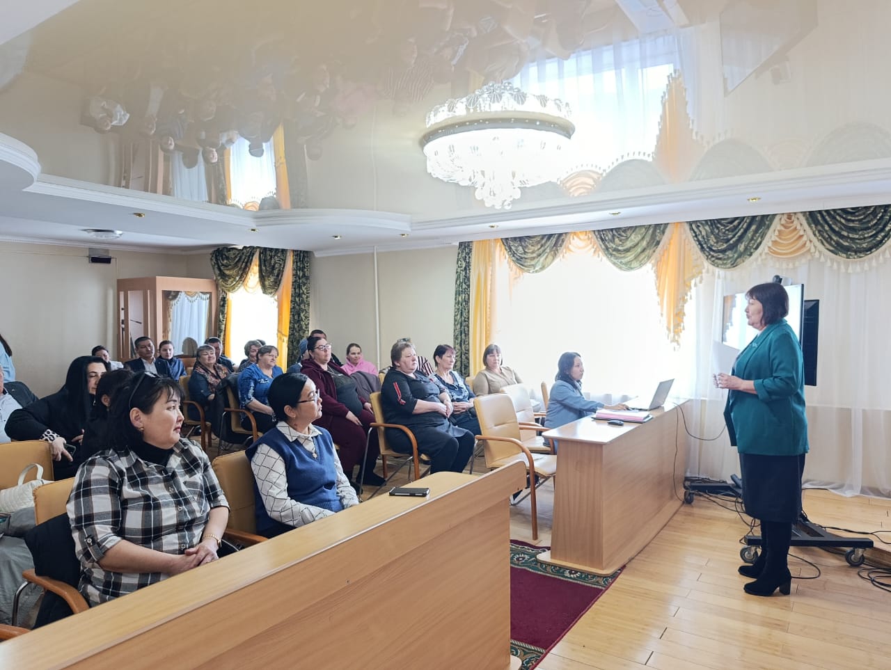 Ауданның мемлекеттік қызметкерлерімен кездесу