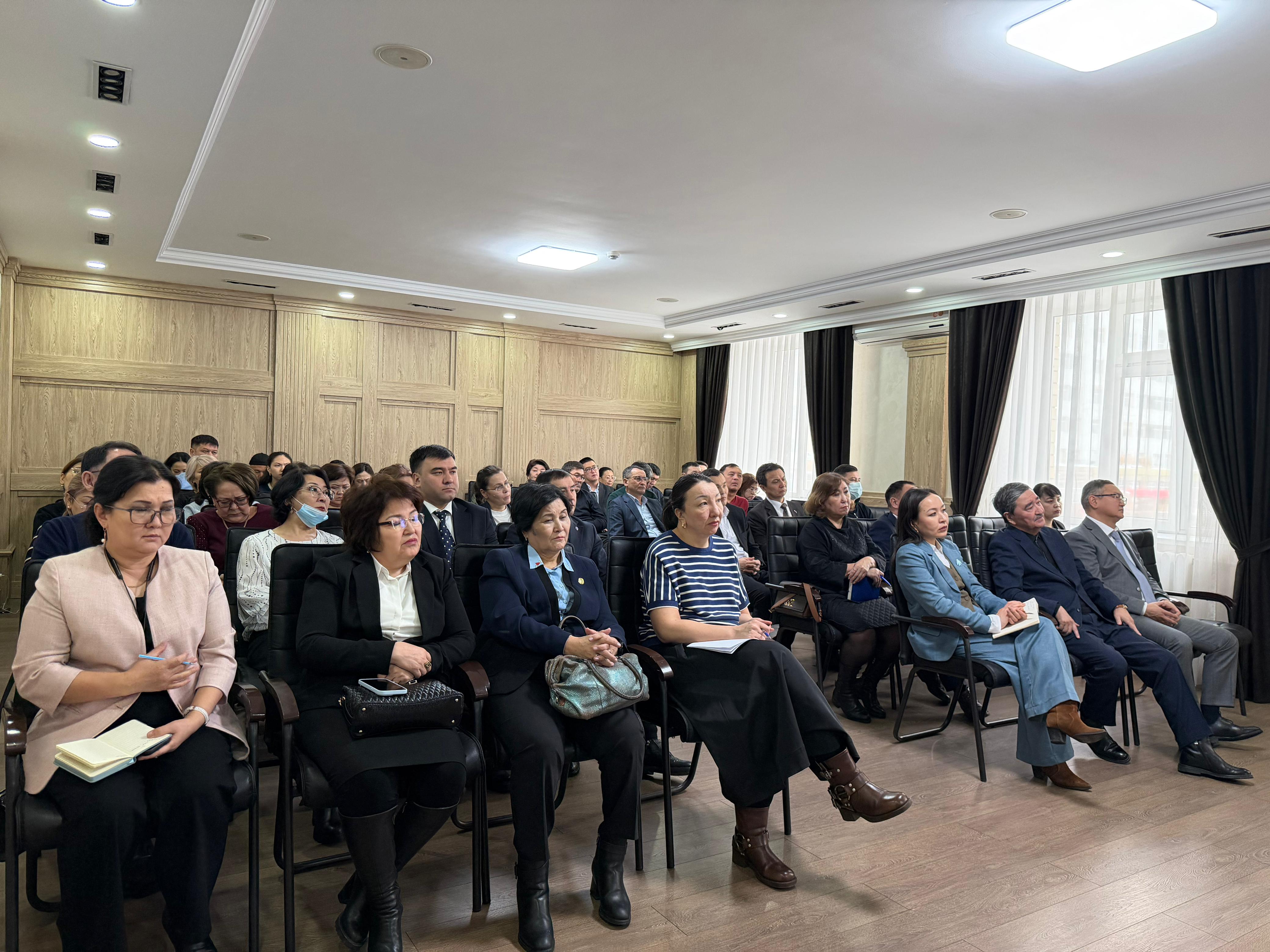 Сегодня в столичном районе «Алматы» состоялось общественное обсуждение проекта новой Конституции Республики Казахстан с участием активных жителей и представителей различных сфер