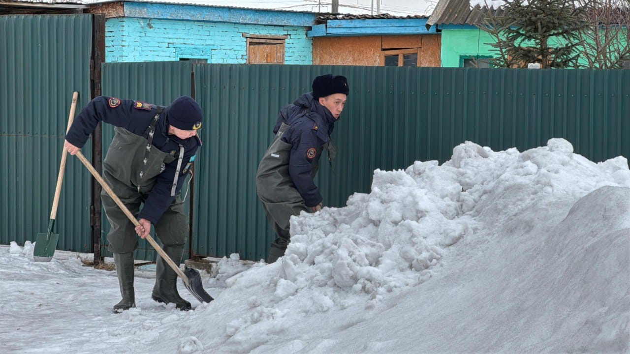 ШҚО ТЖД құтқарушылары су тасқынына дайындық барысында көмекке мұқтаж азаматтарға жәрдемдесуде