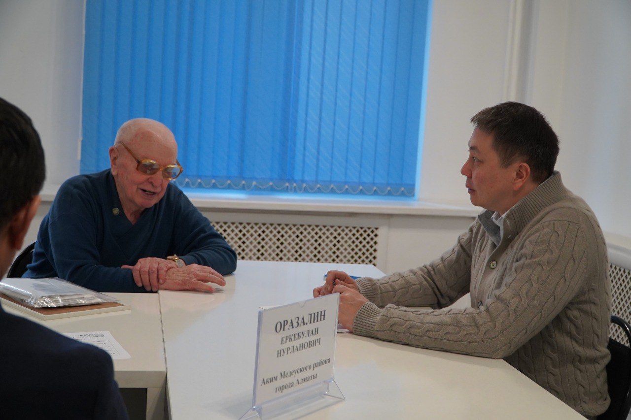 Медеу ауданының әкімі Еркебұлан Оразалин тұрғындармен кезекті жеке қабылдауын өткізді