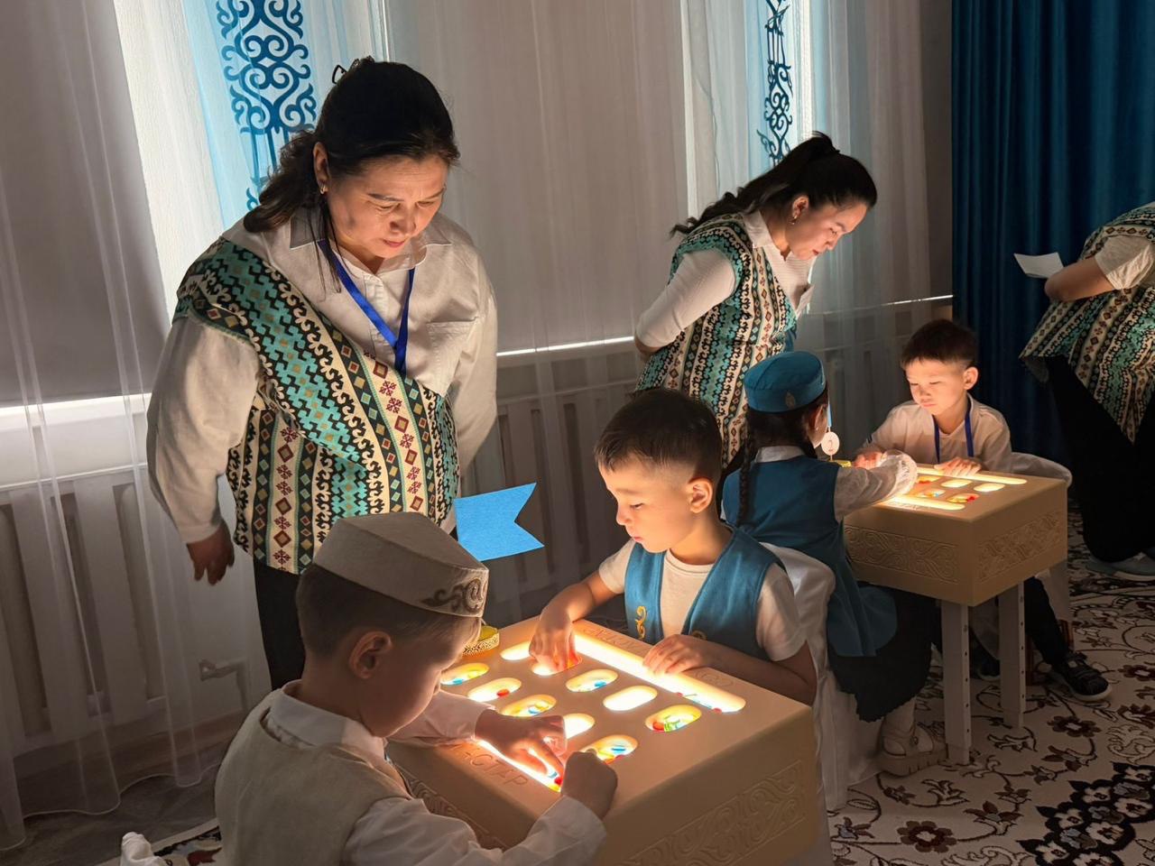 Конкурс по национальной игре «Сәулелі тастар» провели среди особенных дошколят столицы