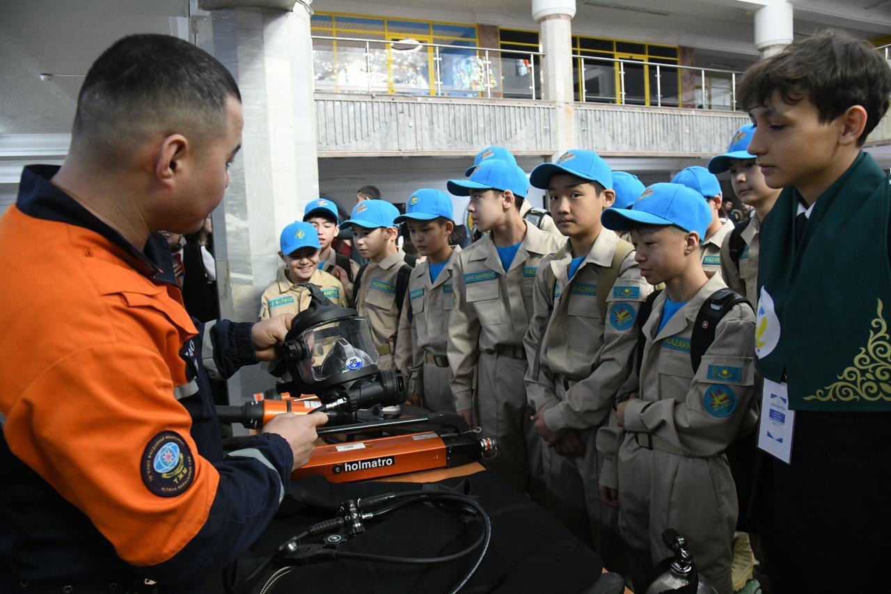 Столичные спасатели рассказали школьникам о своей службе