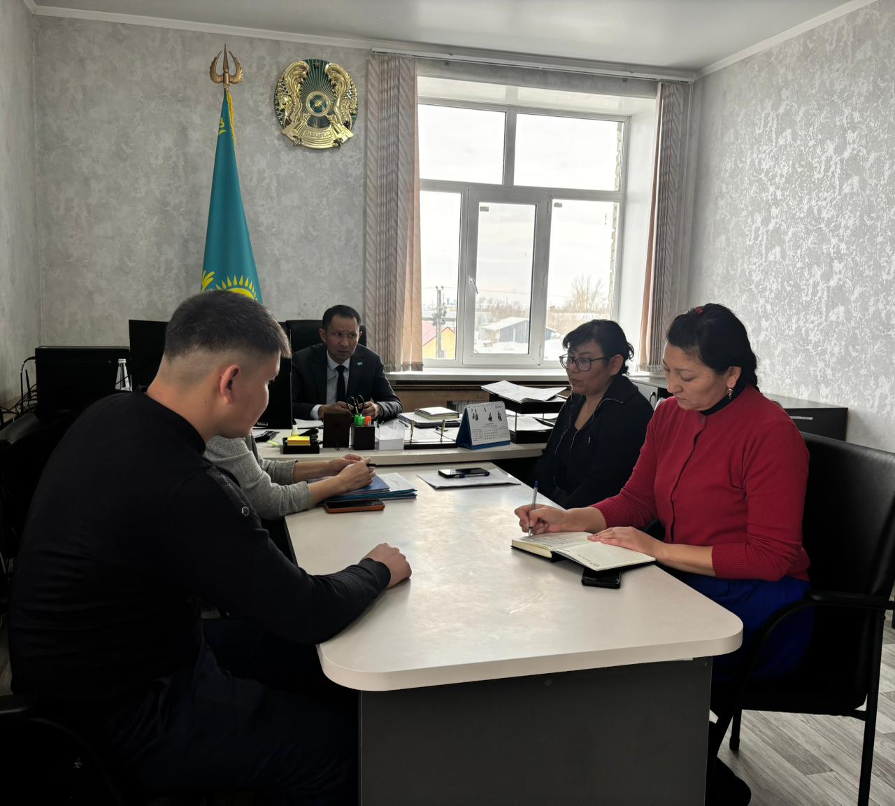 Аудан әкімі аппаратының басшысы және әдеп жөніндегі уәкілі Рауан Жампеисов профилактикалық әңгіме жүргізді