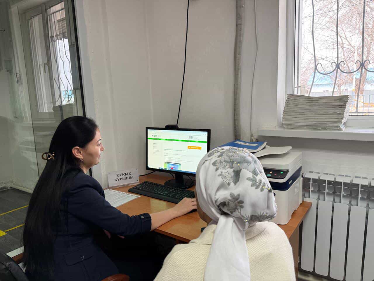 Қызылөзек ауылдық округі әкімінің аппараты КММ-де тұрғындардың құқықтық сауаттылығын арттыру мақсатында ашылған «Құқық кабинеті» қызметімен танысты.