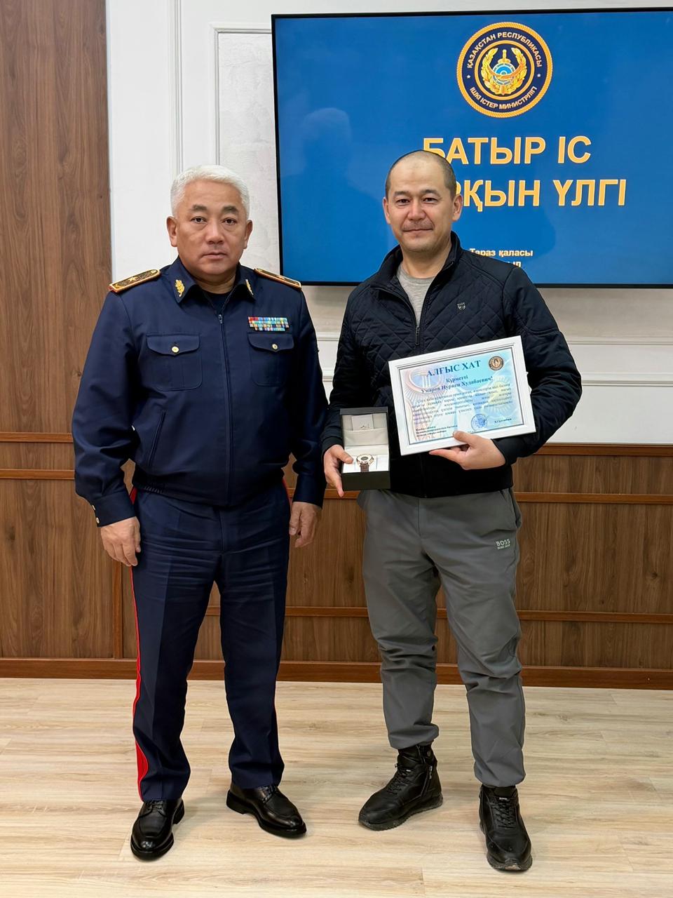 В Таразе наградили мужчину, который предотвратил попытку похищения 13-летней девочки