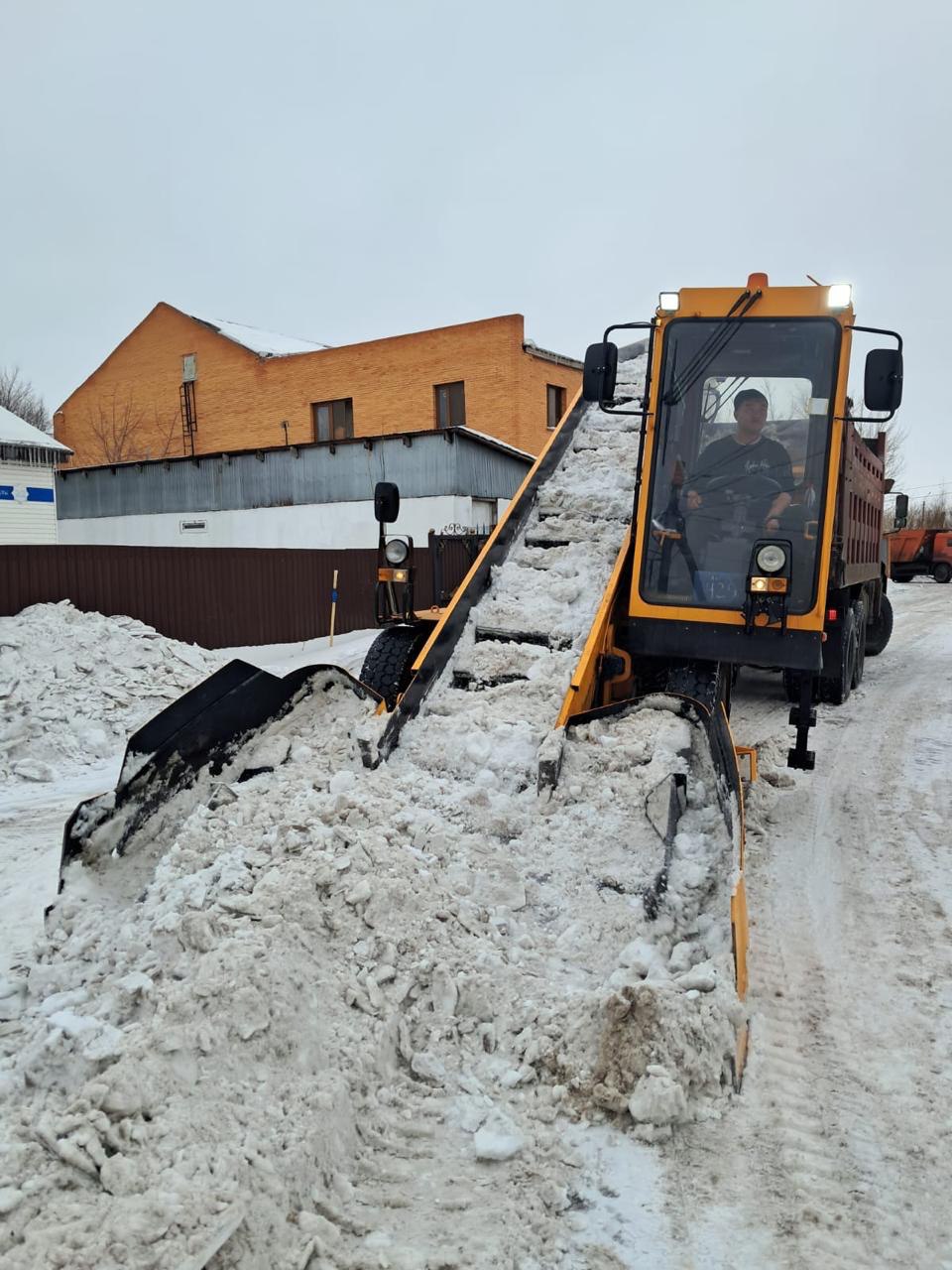 В Астане в снегоуборочных работах задействовано около 1,7 тысячи единиц спецтехники