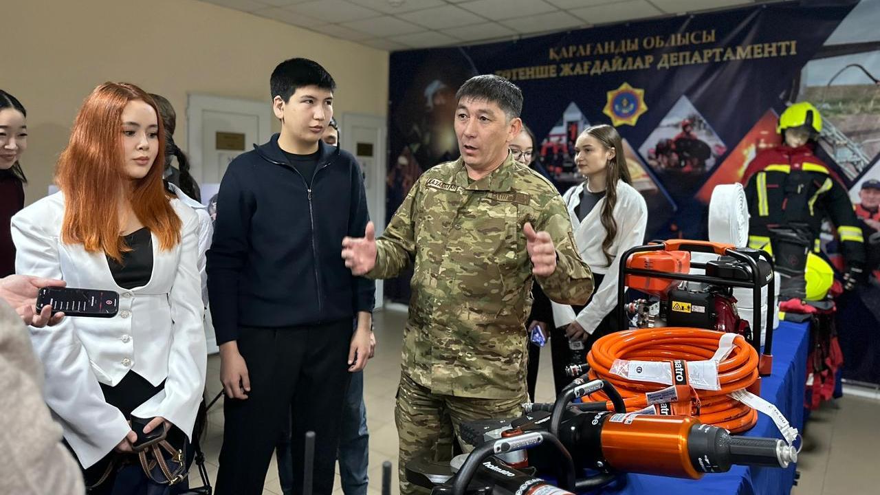 Бір күн құтқарушылармен бірге: «Құқық тәртібі әліппесі» қатысушылары Қарағанды облысы ТЖД жұмысының қыр-сырымен танысты