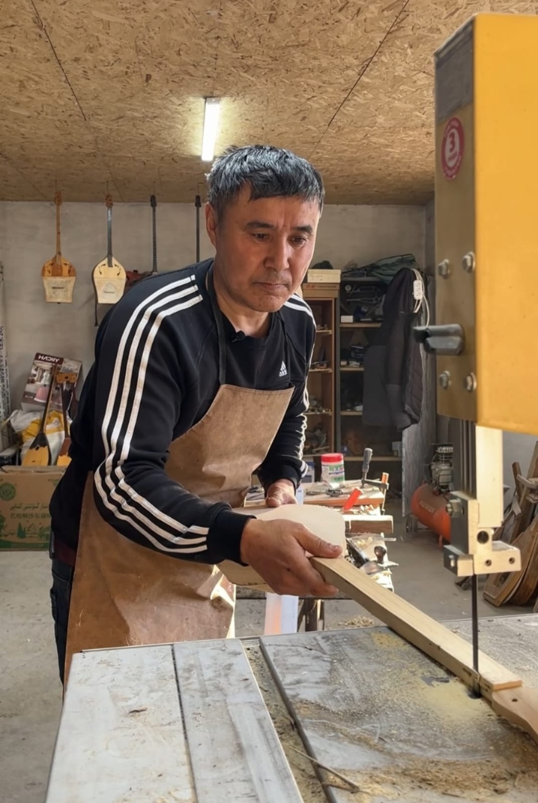«Күмбірлеген күй ғұмыр»: В Уланском районе мастер изготавливает домбры