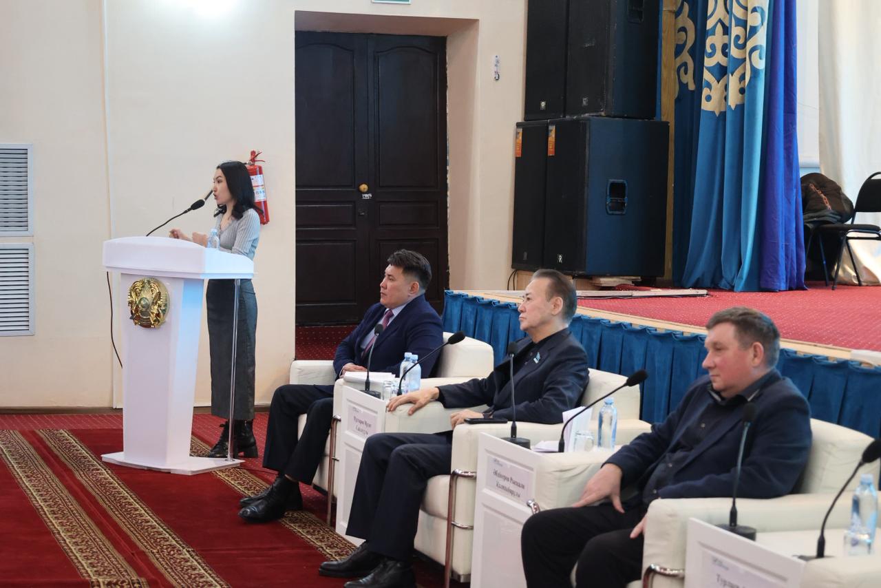 Жаңа Конституцияның негізгі ережелері, оның елдің дамуы үшін стратегиялық маңызы, азаматтардың құқықтары мен бостандықтарын қорғаудағы рөлі, заңның үстемдігін нығайту және әлеуметтік әділеттілікті қамтамасыз ету бағытындағы басымдықтар түсіндірілді