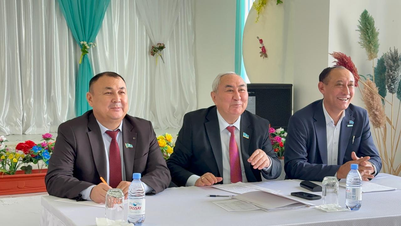 Мәжіліс депутаты Жигули Дайрабаевтың Мойынқұм ауданына жұмыс сапары: Конституция жобасы кеңінен талқыланды