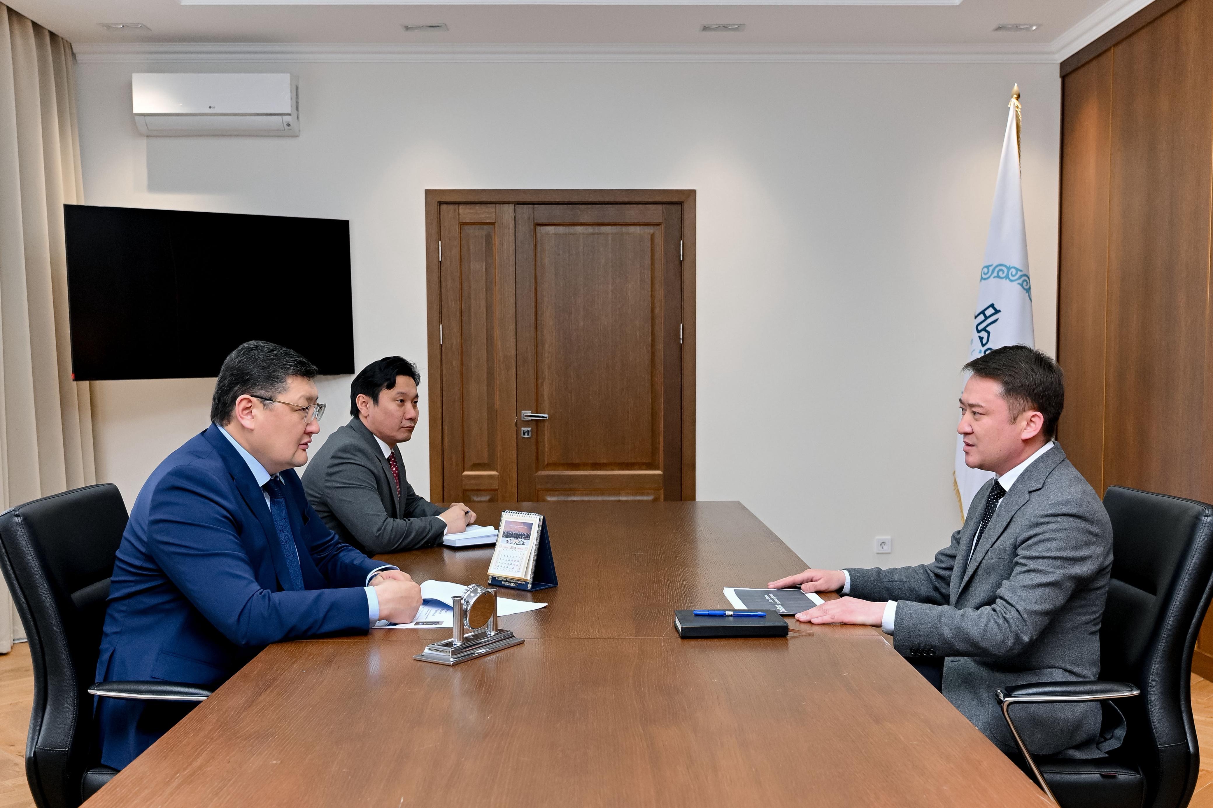 Облыс әкімі «Қазпошта» АҚ Абай облыстық филиалының директорымен кездесті