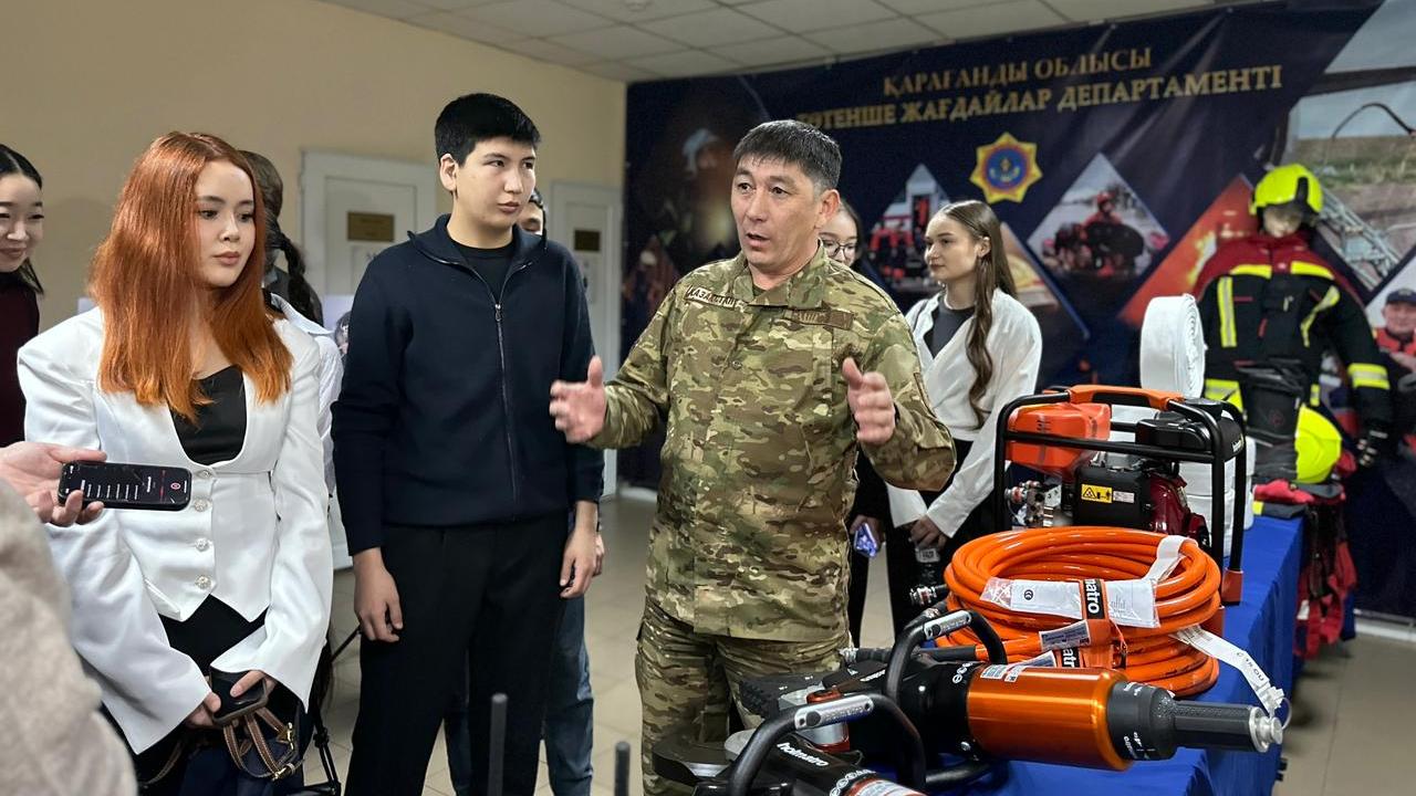 Бір күн құтқарушылармен бірге: «Құқық тәртібі әліппесі» қатысушылары Қарағанды облысы ТЖД жұмысының қыр-сырымен танысты