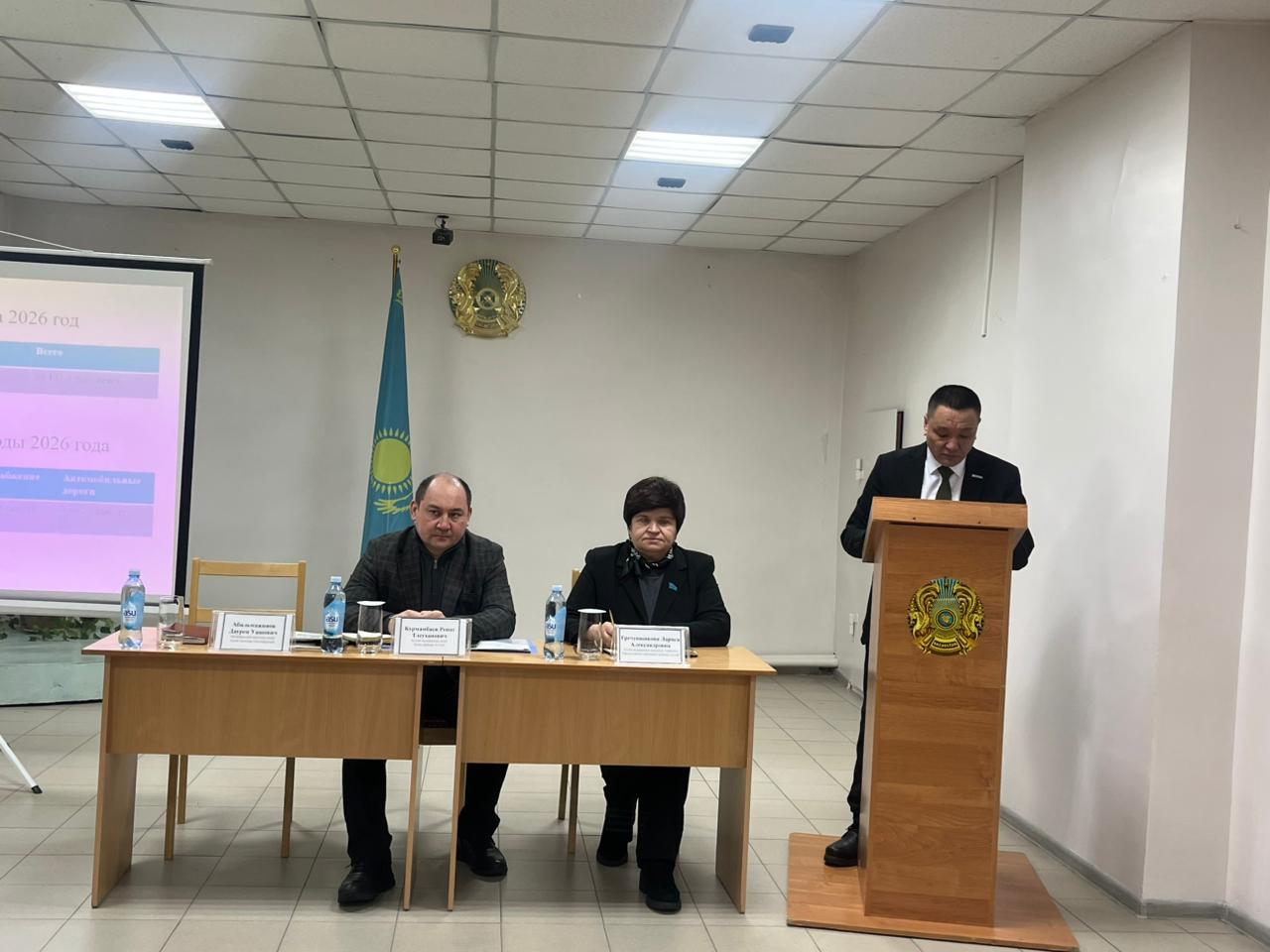 Алтай ауданының әкімі және мәслихат төрағасы Л. А. Гречушникова Октябрьский кентінің тұрғындарымен есептік кездесуі аясында кездесті.