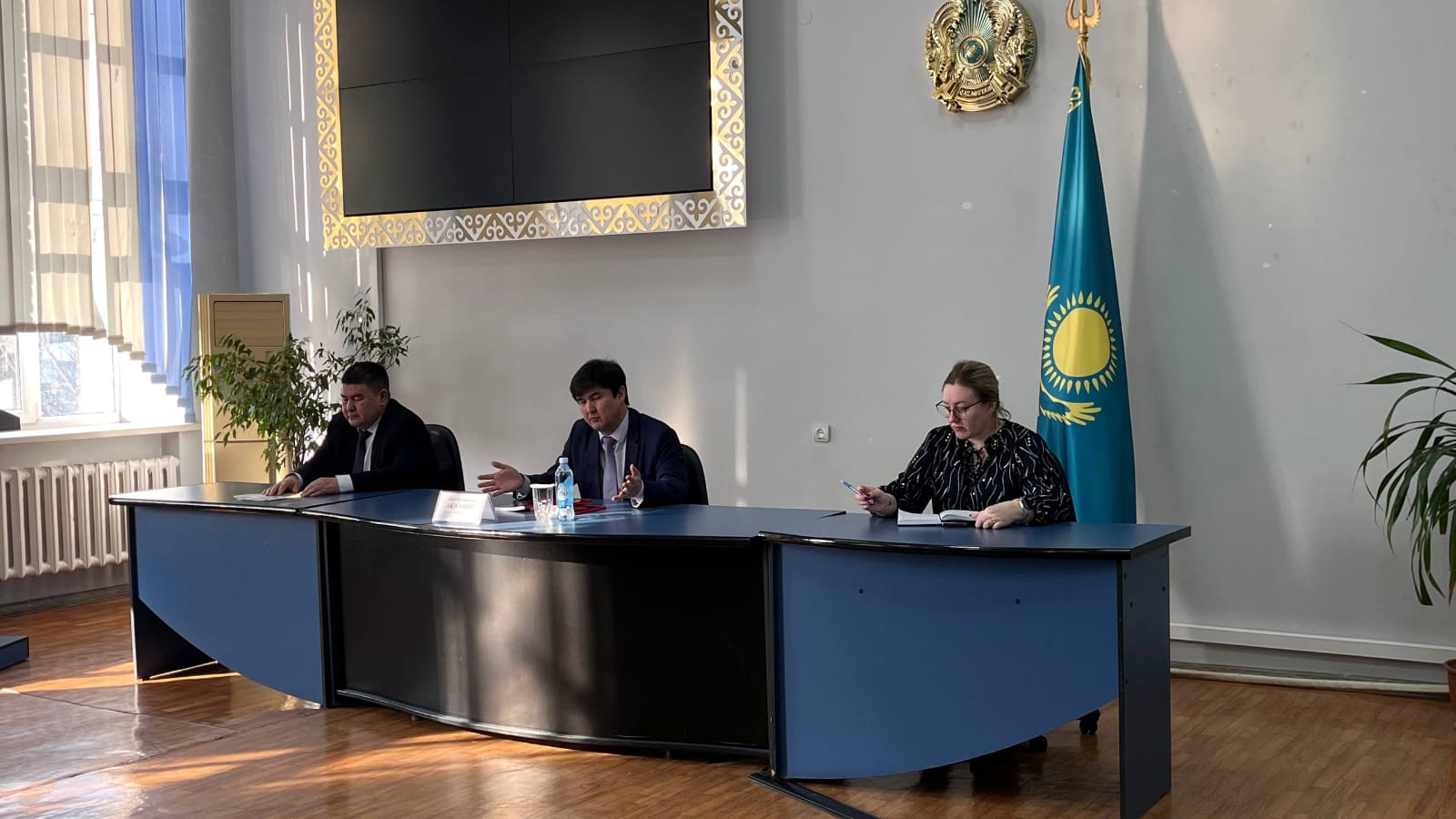 Қоғам қайраткері және жазушы Ақжанов жан Мұхарапұлымен кездесу.