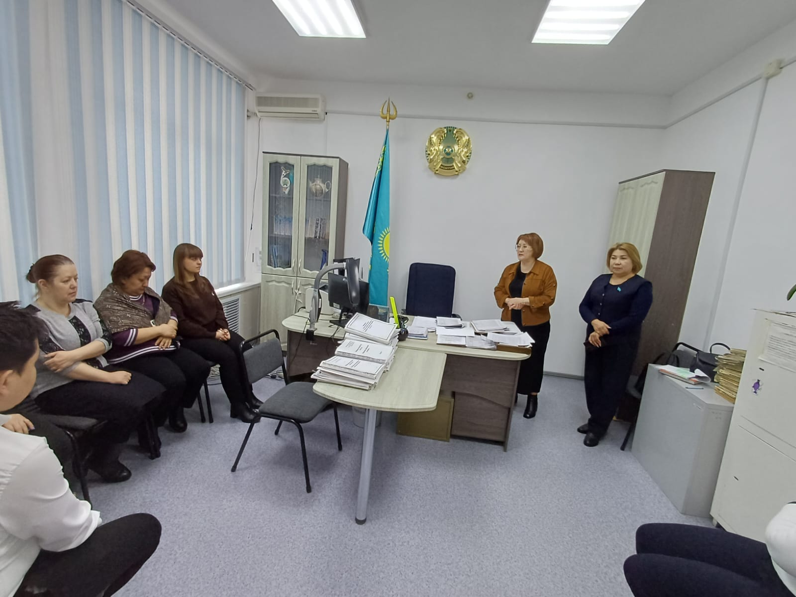 Экономика және қаржы бөлімінің ұжымымен кездесу өтті, онда жаңа Конституция жобасы талқыланды.