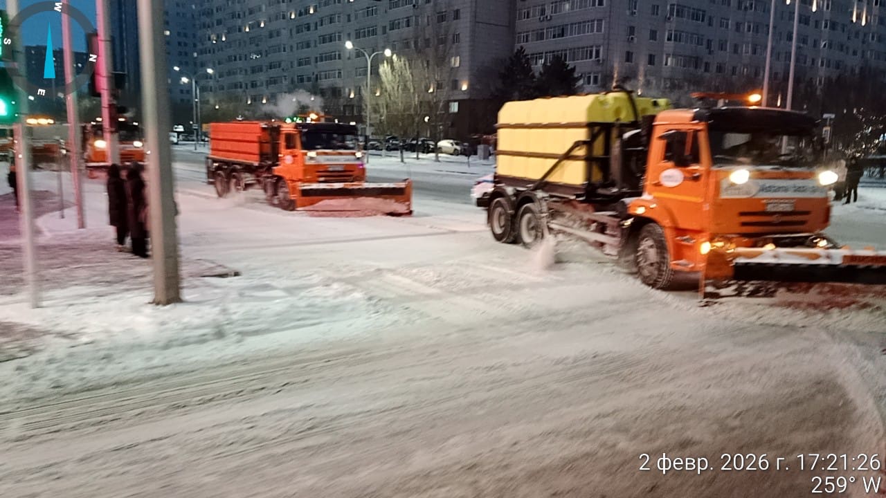 В Астане продолжается уборка снега: задействованы почти 1 300 единиц спецтехники