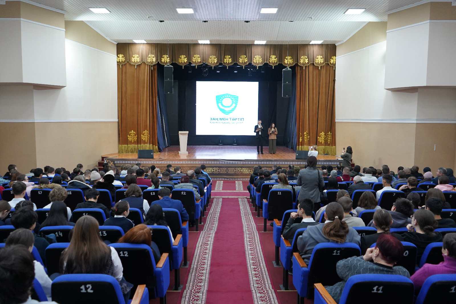 Суд над напавшим на полицейских с ножом транслировали  в школы района СКО