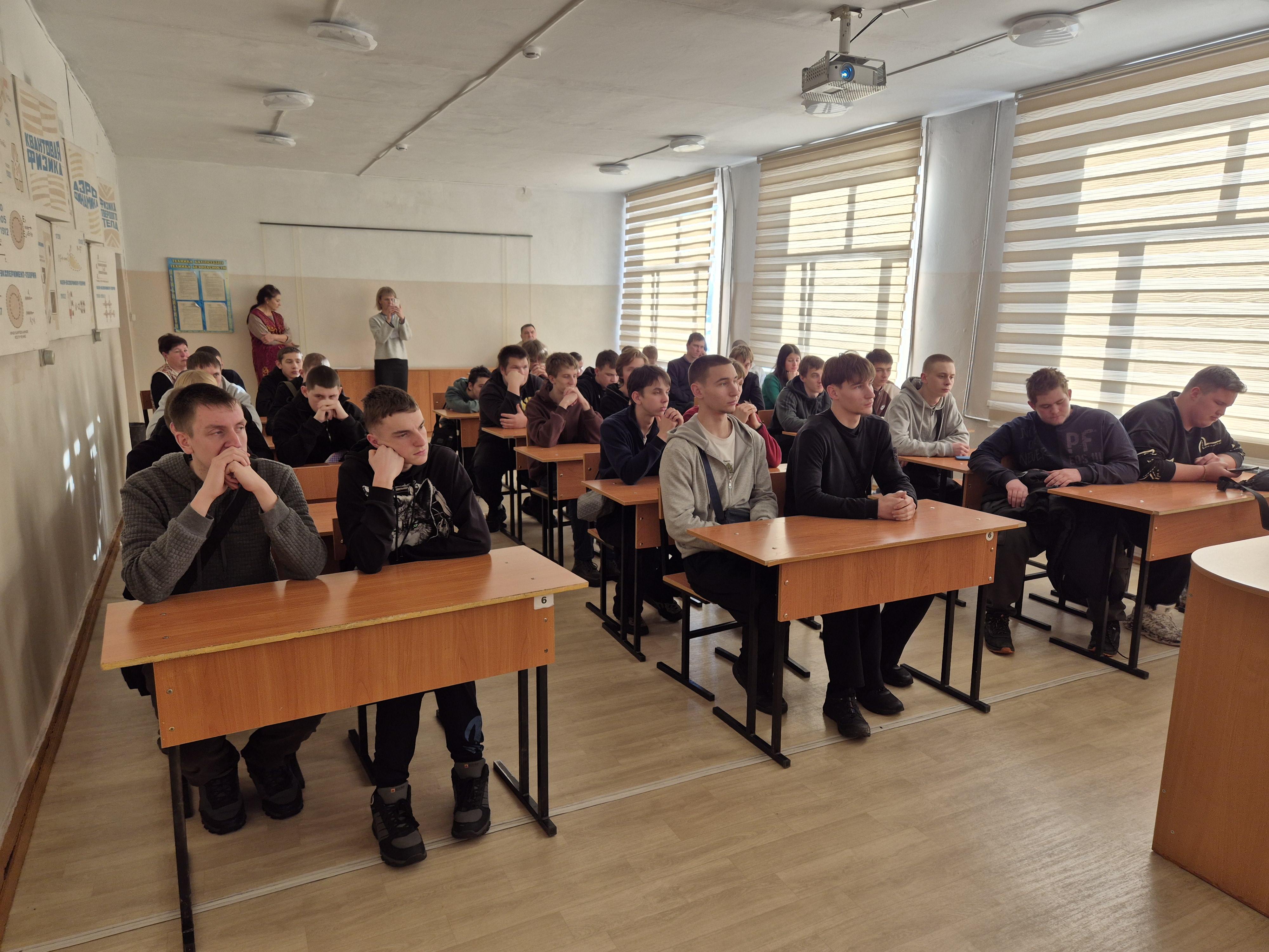 2026 жылғы 30 қаңтарда Дүниежүзілік сайлау күнін мерекелеу аясында «Риддер колледжі» КМҚК 2-3 курс студенттері үшін Риддер қалалық аумақтық сайлау комиссиясының мүшелері «Таңдау – бұл құқық және жауапкершілік» ақпараттық сағатын өткізді. Іс-шара барысында студенттер демократиялық қоғамдағы сайлаудың маңыздылығын талқылады. Азаматтардың сайлау құқықтарына, әділ және ашық сайлау принциптеріне, сондай-ақ әрбір адамның жасаған таңдауы үшін жауапкершілігіне ерекше назар аударылды. Алған білімдерін бекіту үшін студенттермен танымдық викторина өткізілді, оның барысында қатысушылар өздерінің құқықтық сауаттылығын тексеріп, эрудиция мен белсенділік таныта алды. Іс-шара жанды және қызықты атмосферада өтті. Ақпараттық сағат құқықтық мәдениеттің қалыптасуына, азаматтық сананың дамуына және қоғамның болашағы әрқайсымыздың жеке шешімімізден басталатынын түсінуге ықпал етті. Таңдау тек құқық қана емес, сонымен қатар ертеңгі күн үшін жауапкершілік.