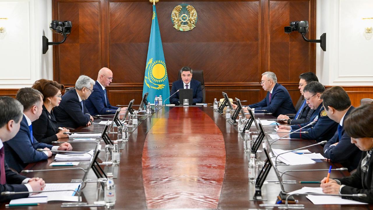 Олжас Бектенов жаңа Конституция жобасын талқылау аясында ақпараттық-түсіндіру жұмыстарын ұйымдастыру бойынша кеңес өткізді