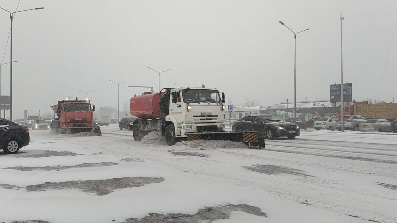Обильный снегопад в столице: в уборке задействованы 3 тысячи человек и свыше тысячи единиц техники