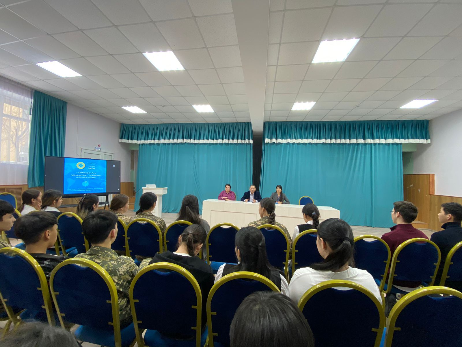 Дүниежүзілік сайлау күніне орай Түпқараған аудандық сайлау комиссиясының төрағасы Д.Меңдіханов Е.Өмірбаев атындағы жалпы білім беретін мектебінде «Алғашқы сайлау парағым» тақырыбында оқушылармен кездесу өткізді.