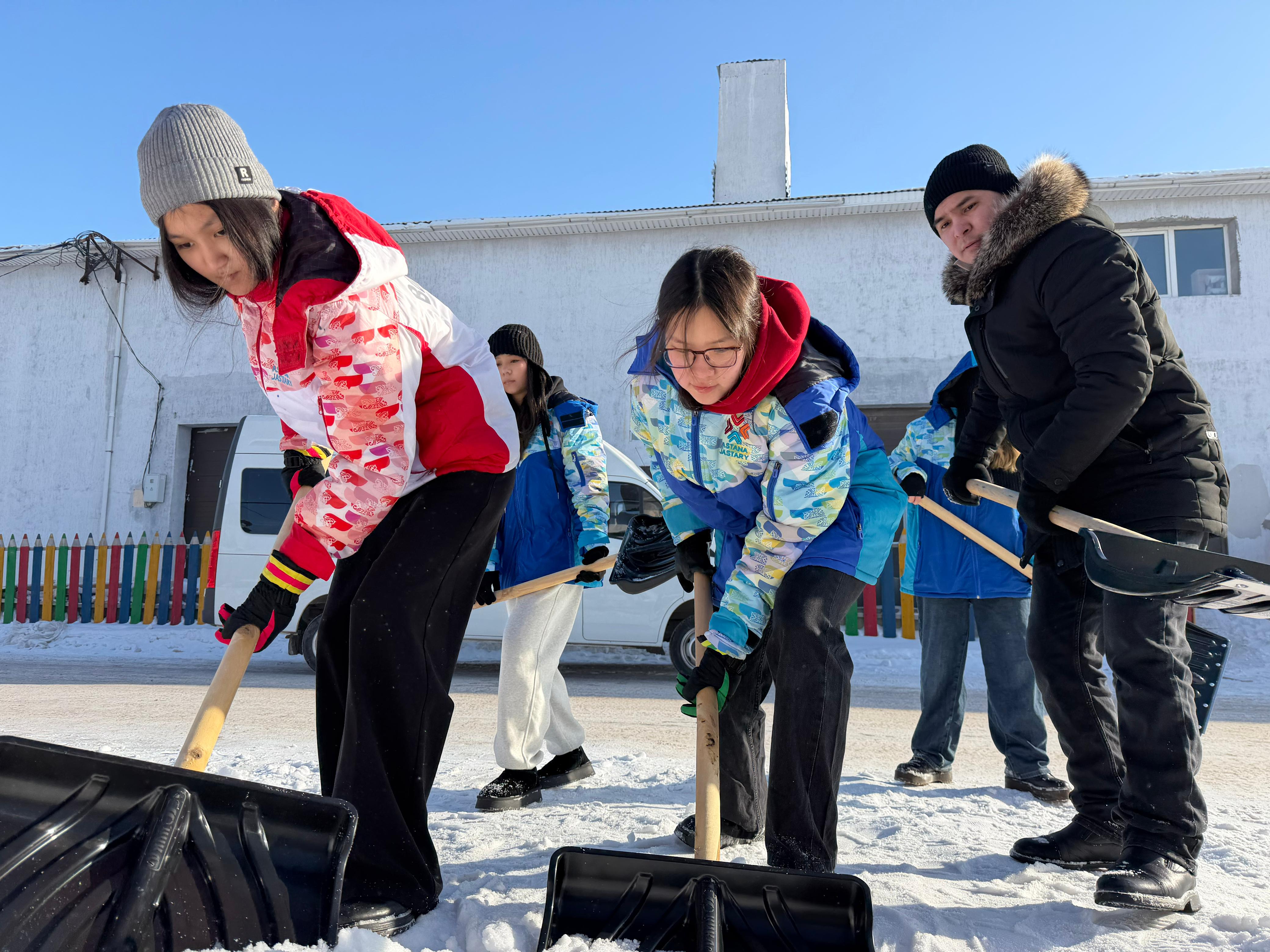 В рамках экоакции «Таза Қазақстан» волонтеры очистили дворы пожилых жителей столицы от снега