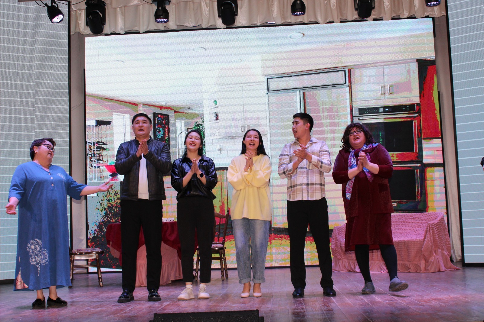 АУДАНДЫҚ МӘДЕНИЕТ ҮЙІНДЕ ПРЕМЬЕРА