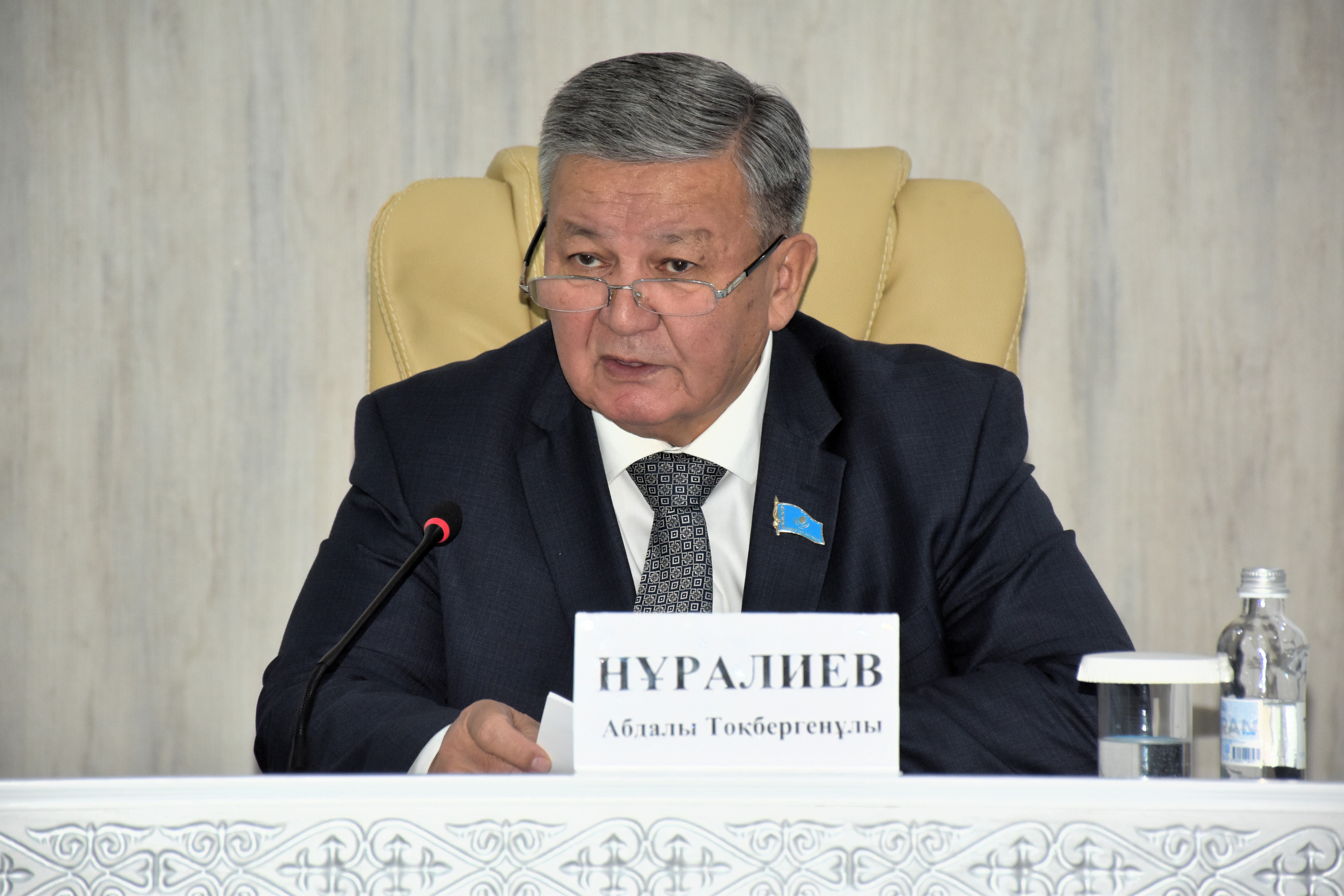 Жамбыл облыстық мәслихатының төрағасы Абдалы Нұралиевтің төрағалығымен жаңа Конституция жобасын талқылауға арналған жиын өтті.