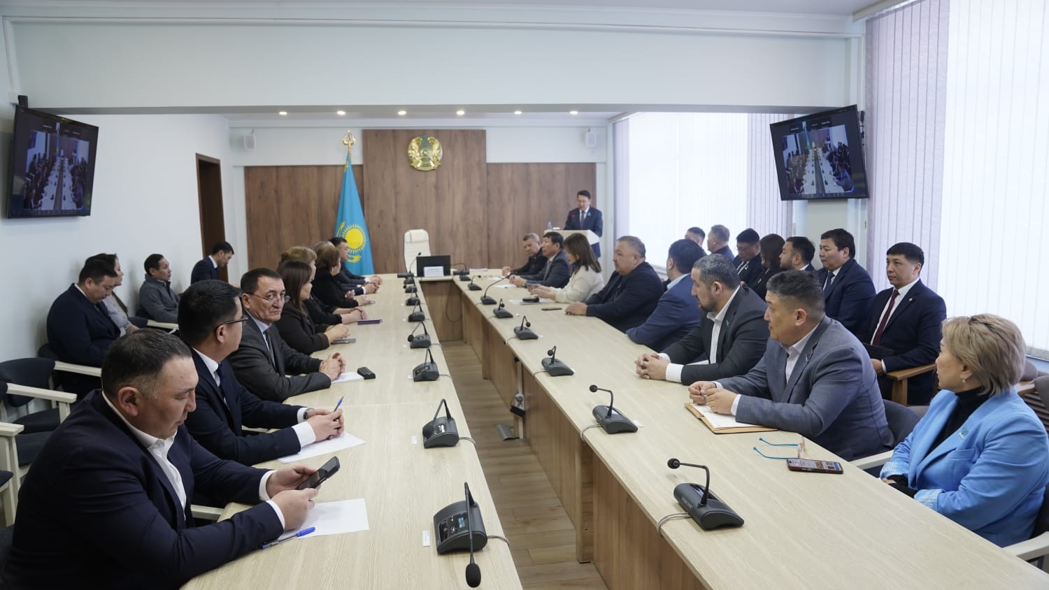 Абай облысы мәслихатының төрағасы, Конституциялық комиссияның мүшесі Шалқар Байбеков Семей қаласы мәслихатының депутаттарымен кездесу өткізді