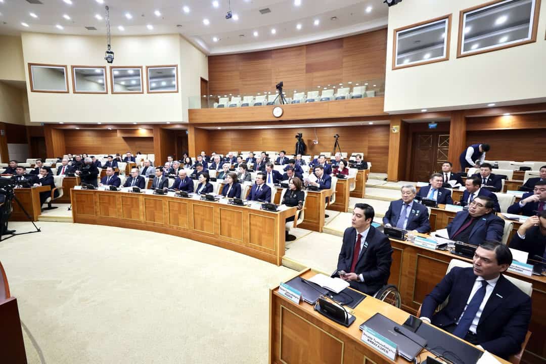 Әділет министрі Е. Сәрсембаев “Аманат” фракциясы депутаттарының алдында Қазақстан Республикасының жаңа Конституциясының жобасын таныстырды