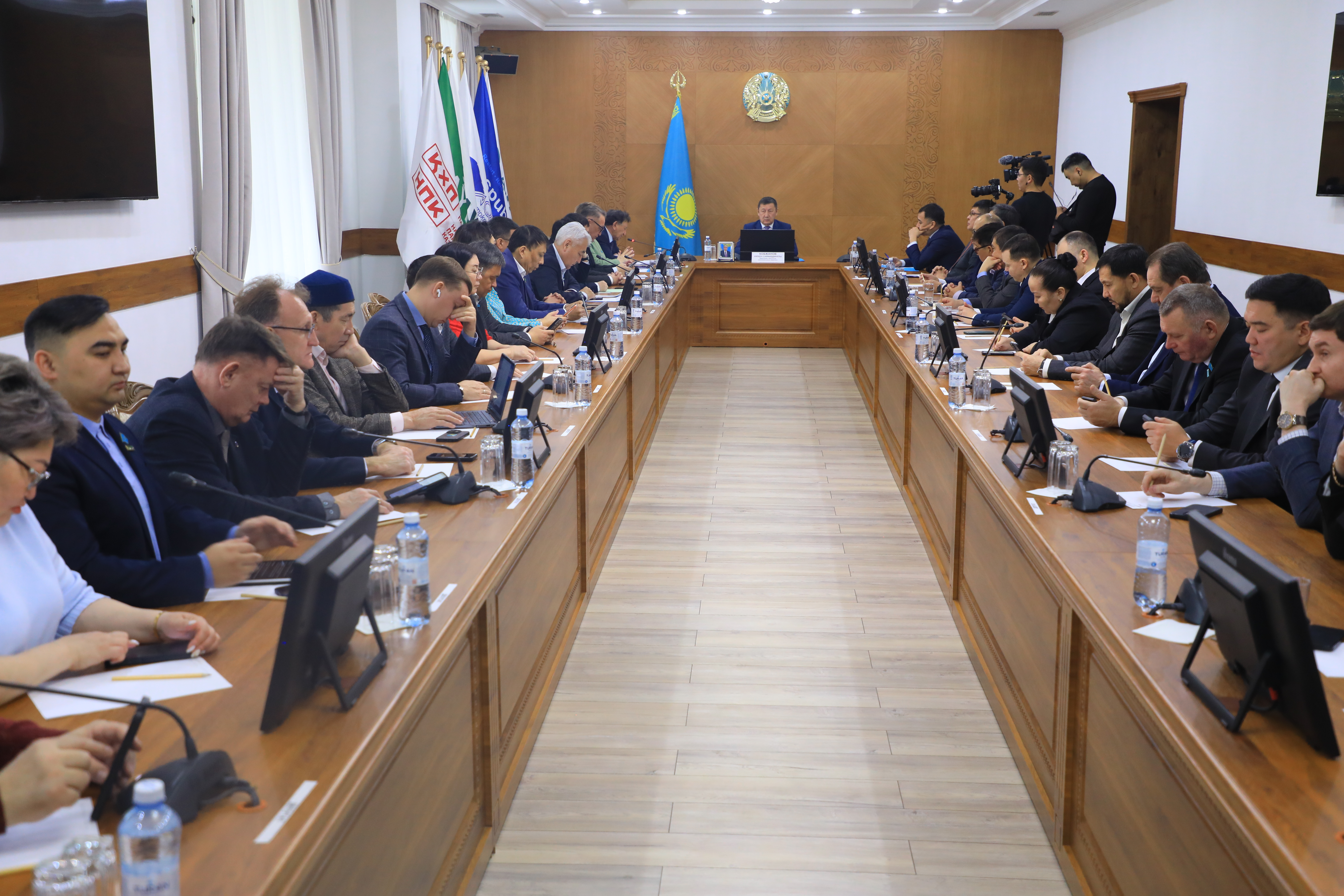 Депутатский корпус Карагандинской области обсуждает ключевые конституционные изменения и обновление Основного закона