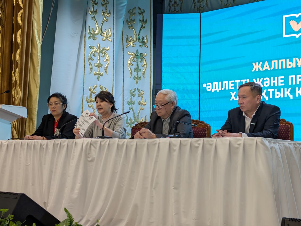 Абай қаласында  Қазақстанның жаңа Конституциясының жобасын түсіндіру бойынша аудандық білім беру мекемелері қызметкерлерінің облыстық және аудандық «Әділетті және Прогрессивті Қазақстанның Халықтық Конституциясы үшін!» коалиция мүшелерімен кездесуі ұйымдастырылды